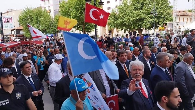 Türk Dünyası Günleri,bugün kortej yürüyüşüyle açıldı. Birbirinden değerli dostlarla buluşmanın sevincini yaşadık. Ayrıca yeni dostlarla tanışmanın ayrı bir tadı tuzu vardı. Doğu Türkistanın yılmaz eri,Hamid Abim,İraklı Türkmen cephesi lideri ve milletvekili ,aziz dostum Erşad Salihi, TDAV Genel Başkanı Közhan Yazgan, Belçikadan Ayhan Demirci,Tuncer Sarı, eski İçişleri Bakanı Başeskioğlu,Kastamonu Bld. Bşk. Sayın Vidinlioğlu,Kutluk Hocam ve sayamadığım çok dostlarımla Kastamonu sokaklarında Türk Dünyası için yürümek çok başkaydı...