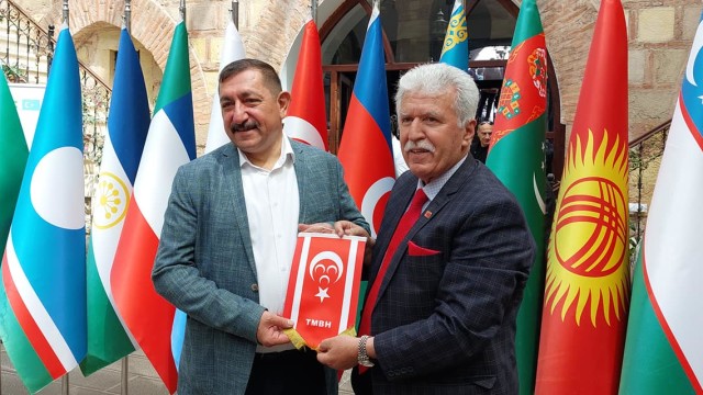 Kastamonu Belediye Başkanı Prof. Dr. Galip Vidinlioğlu gönüldaşımı ızın daveti üzere Kastamonu'da 3-5 Haziran tarihlerinde düzenlen"Türk Dünyası Günleri" buluşması esnasında tarihi Kurşunlu Handa partimizin Bayrağını ve Gostivar Saat Camisi relyevini çam sakızı çoban armağani misali hediyemizi sunarken,gelecekteki birlikteliğimiz ve işbirliğimizi güçlendirmek arzumuzu dile getirdik.