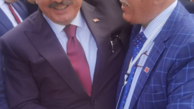 Cumhurbaşkanımız Sayın Recep Tayyip Erdoğan'ın Kongrede yaptığı konuşmasindan sonra verilen mola esnasında kadim, eskimeyen dostlarım TBMM Eski Başkanı Sayın Prof.Dr. Mustafa Şentop ve Eski Bursa Milletvekili ve Başbakan Yardımcısı Sayın Hakan Çavuşoğlu ile görüşmelerimiz bir başkaydı. Hem hasret giderdik hem de geleceği konuştuk. Gosterdikleri yakın ilgi için bir tekrar şükranlarımı arz ediyorum.