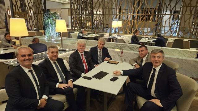 Cuma akşamı kaldığımız Hilton Hotelinde  ziyaretimize gelen çok değerli hemşehrimiz AK Parti Sakarya Milletvekili, dostumuz Ertuğrul Kocacik,bizleri ziyadesiyle mutlu etti. Hem hasret giderdik hem de doya doya memleket meselelerimizi görüştük. Merkez Jupa kökenli bir milletvekilimizin olması bizleri son derece sevindirmiş hele gönül beraberliği içinde olmamız ise daha da gururlu ve mutlu etmiştir  Milletvekilimizin bize olan samimiyeti, yakınlığı ve bağlılığı, yürüttüğümüz haklı davamıza güç katmaktadır. Görüşmeden iki taraf memnuniyetlerini dile getirerek yeni bir buluşma için gün saymakyayız.