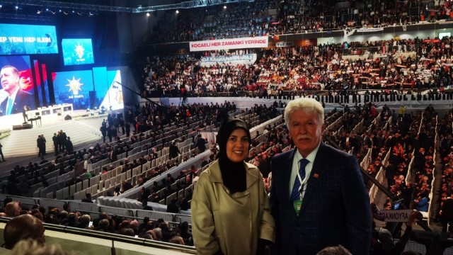 AK Parti 4.cü Olağanüstü Kongresi esnasında, tesettürü yüzünden defalarca mağduriyet yaşamış, cesur ve son derece bilge Hanımefendi olan Sayın Merve Kavakçı kızkardeşimizle buluşmak bir başkaydı. Milletvekilliği yanısıra, büyükelçilik görevlerinde bulunmuş son derece mütevazı olan bu Hanımefendi Cumhurbaşkanımız Sayın Recep Tayyip Erdoğan'ın yakınında olması beni çok sevindirmiştir. Alçakgönüllüğü ile görüşmemize damga vurmuş,Makedonya'da misafir etmekten gurur duyacağımı dile getirdim. Bizim hanımlarımızın Merve Hanımefendiden öğrenecek çok işleri var