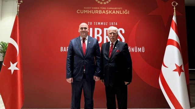 Dün akşam  KKTC'nin 51.nci yıldönümü Barış ve Özgürlük Bayramı vesilesiyle resmi geçit ve resepsiyon, her şeyi ile muhteşem geçtiğini rahatlıkla söyleyebiliriz. T.C. Cumhurbaşkanı Sayın Recep Tayyip Erdöğan'ın ve KKTC Cumhurbaşkanı Sayın Ersin Tatar'ın konuşmaları büyük ilgi uyandırarak, kutlamara damgasını vurdular. Baba vatanın , yavru vatana olan samimiyeti, yakınlığı ve ayakta kalabilmesi için gösterdiği dayanışma ve destekleme gerçekten gurur vericidir. Güçlü Türkiye Cumhuriyeti sadece KKTC nin değil, bütün Türk Dünyasının teminatı ve sigortasıdır. Bu yüzden başımız dik, anlımız açıktır. Dualrımız hiçbir zaman eksik olmamış ve olmayacaktır. KKTC Barış ve Özgürlük Bayramı Kutlu Olsun